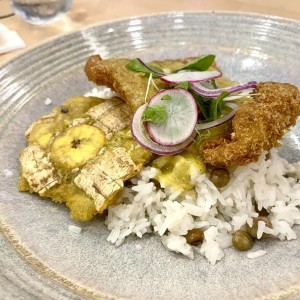 Corvina Coco y Curry, arroz con guandu y patacones