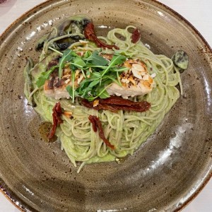 Pasta al pesto y pescado