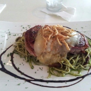 Filete angus sobre spaghettis al pesto y bacon
