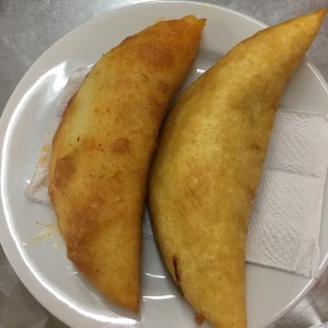 Empanadas de pollo y carne mechada