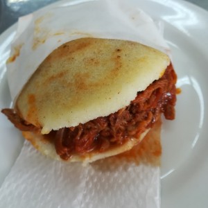 Arepa de carne desilachada