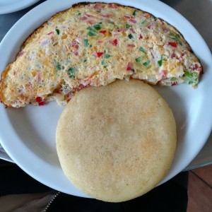 Omelette de Vegetales con arepa