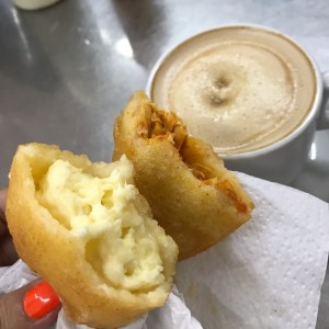 Empanada de Queso y Empanada de Pollo