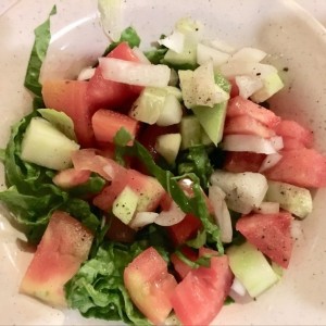Ensaladita de cortesia con el plato principal