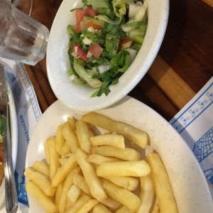 papitas fritas y ensalada de la casa