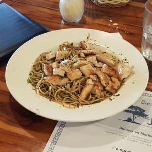 Spaguetti integral al olio con pollo