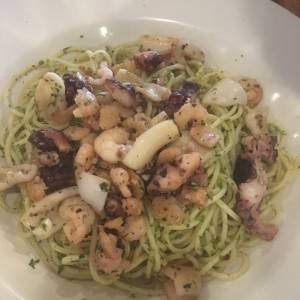 spaguettis con calamar y pulpo