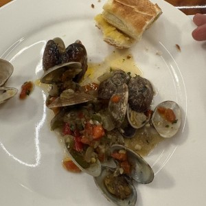 Almejas al Ajillo o Salsa Roja