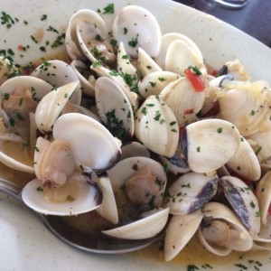 Almejas al ajillo