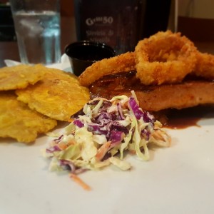 Costilla de Cerdo, Patacones y Ensalada