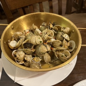Tapas - Almejas al Ajillo