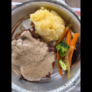 Filete de Res a las Tres Pimientas con Papas Salteadas