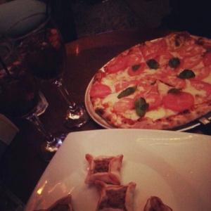 Esfijas de carne, pizza margarita y sangria de vino tinto.