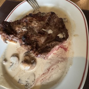 Filete de res con salsa de hongos