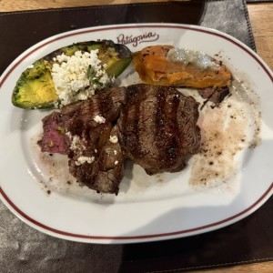 La Parrilla - Rib Eye Argentino con aguacate y camote