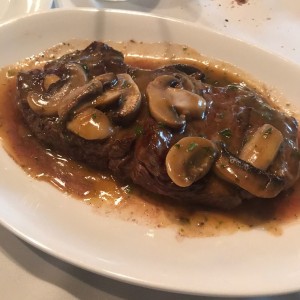 filete abierto con salsa de hongos