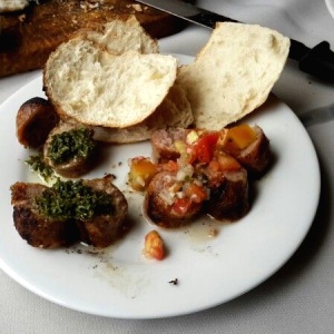 Chorizo Argentino con Chimichurri y Pico de Gallo