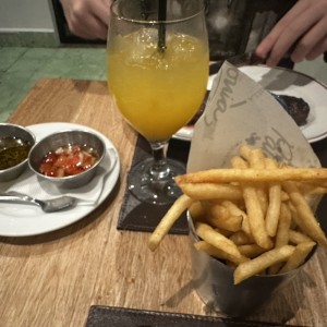 Papa Asada o Papas fritas o Ensalada o Arroz