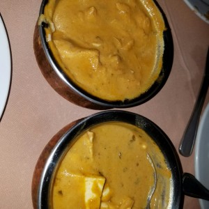 chicken curry y Paneer (queso) con curry