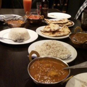 Arroz basmati, pan naan con queso, cordero masala, pollo tika masala