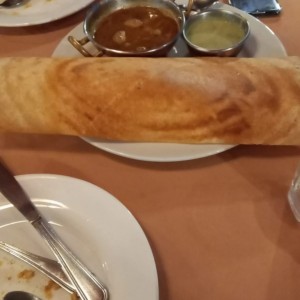 Simple Dosa con Sambhar y chutney de coco.