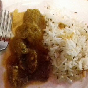 Trozos de Cordero en salsa especial,arroz basmati,panner de Ajo...sorry no salio en la foto. Jugo de Mango