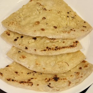 Accompaniments - Naan con Ajo