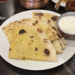 Accompaniments - Naan con Ajo