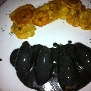 Calamares rellenos de chorizo y camaron en su tinta