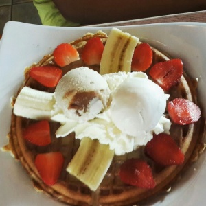 Waffle Arequipe , Banano y fresas