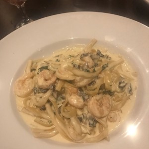 linguini de camarones en salaa blanca y hongos portobelos