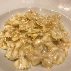 Farfalle en salsa blanca