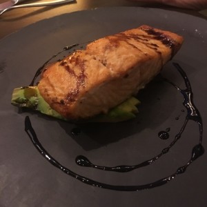salmon con aguacate y hongos