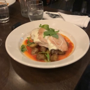 pechuga de pollo con queso sobre papines