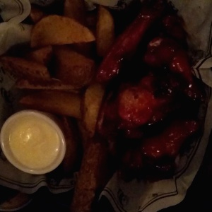 Bbq wings con papas de la casa