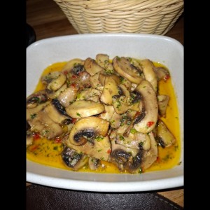 Hongos frescos al ajillo