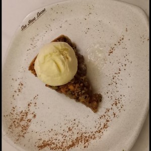 Pecan pie con helado.