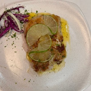 filete de corvina a la mantequilla y alcaparras