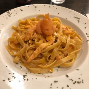 Fettucine alla crema rosa di salmone e vodka