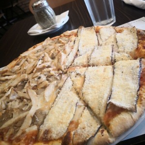 Pizza mitad Pollo e Funghi mitad Parmigiana