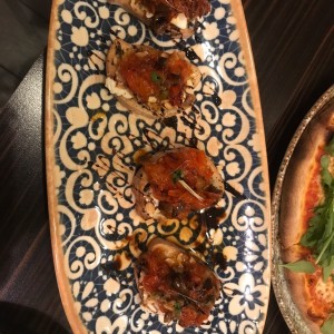 Crostini peperonata e caprino