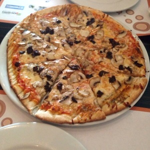 Pizza de hongos con aceite de tartufo, no se ve tan buena como sabe! Espectacular!