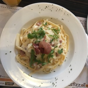 Fetuccini con procciutto y crema
