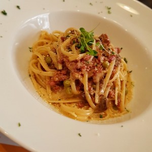 linguini en salsa blanca de hongos y salchicha italiana