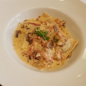Ravioloni en salsa de hongos y procciutto