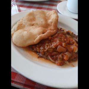 bistec encebollado con salsa y hojaldre