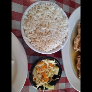 arroz con coco y ensalada