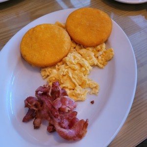 FRITURAS - Tortilla y huevos revueltos y tocino