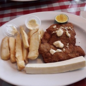 pescado apanado con yuca
