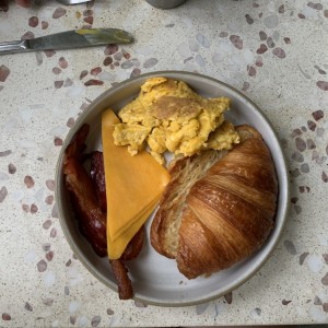 Croissant con huevo al gusto, tocino y queso